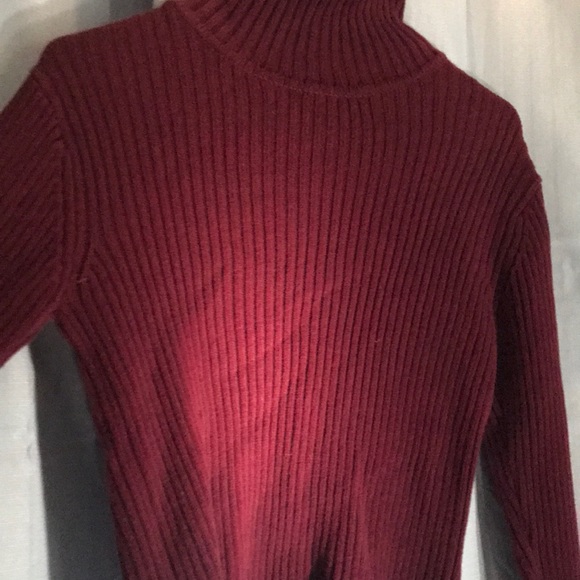 Red turtleneck sweater - Picture 2 of 2